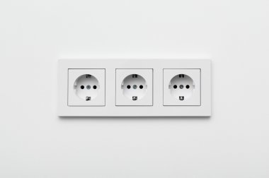 Duvarda üç yuva kümesi