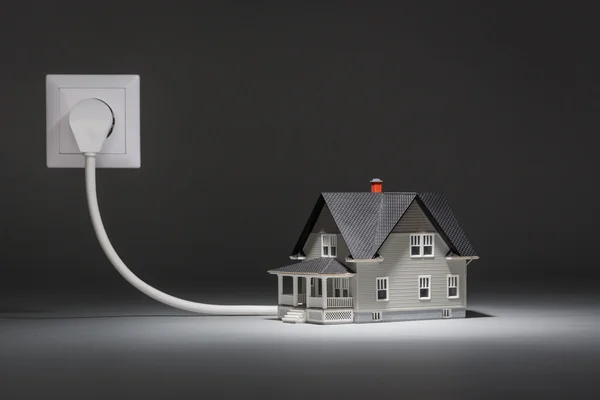 Modelo da casa conectado à eletricidade — Fotografia de Stock