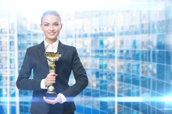 Zakenvrouw houden gouden beker — Stockfoto