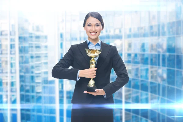 Geschäftsfrau mit goldenem Pokal — Stockfoto