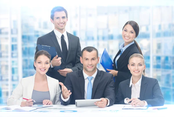 Group of managers discussing strategy — Stock Photo, Image