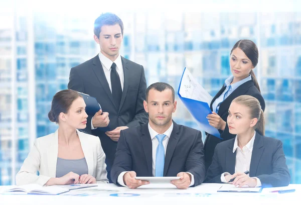 Grupo de gerentes discutiendo estrategia — Foto de Stock