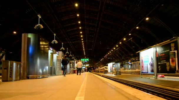 Kölns centralstation (aka Koln Hauptbahnhof) i Köln, Tyskland. — Stockvideo