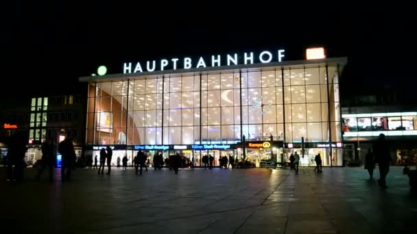 Главный вокзал Кёльна (также известный как Koln Hauptbahnhof) ночью в Кёльне, Германия . — стоковое видео