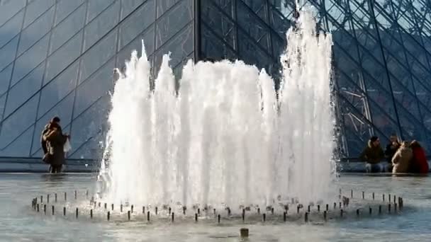 Çeşme yakınındaki Louvre Müzesi ve Louvre piramit (Pyramide du Louvre), Paris, Fransa. — Stok video