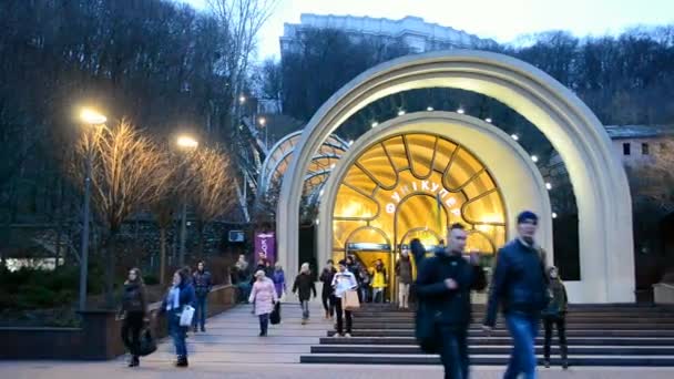 Kiewer Standseilbahnstation in Kiev, Ukraine. — Stockvideo