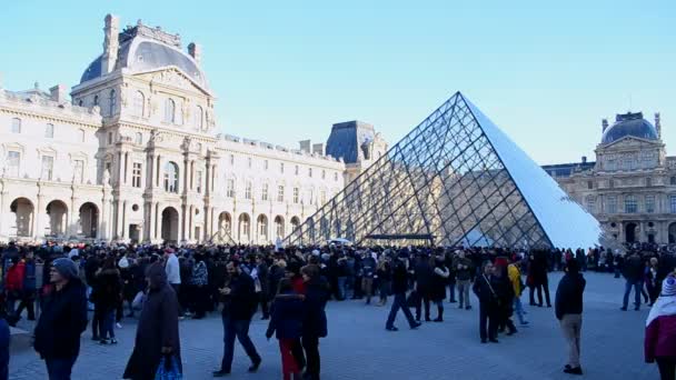 Mensen in de buurt van het Louvre Museum en het Louvre piramide (Pyramide du Louvre), Paris, Frankrijk. — Stockvideo
