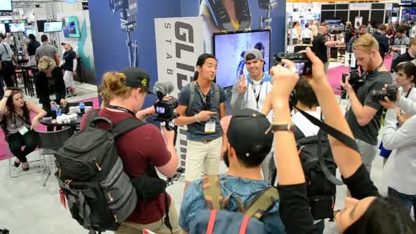 Journalist group, NAB Show 2015 exhibition in Las Vegas, USA. — Stock Video