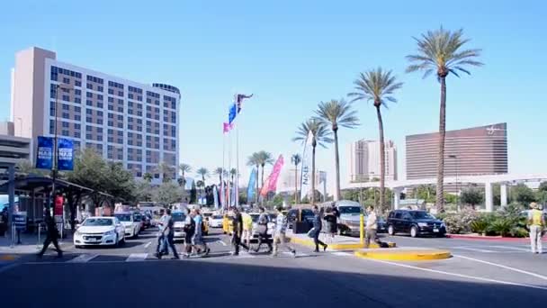 Станция такси на выставке NAB Show 2015 в Лас-Вегасе, США . — стоковое видео