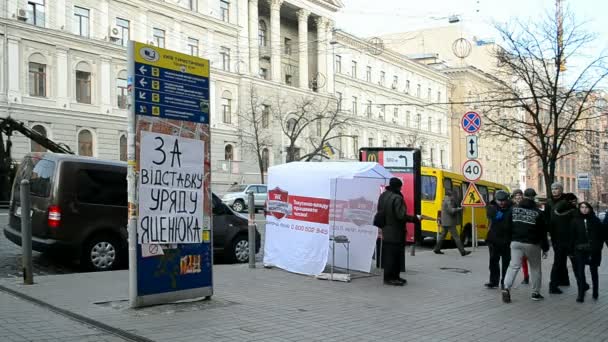 Activistas exigiendo la renuncia del gobierno en Kiev, Ucrania , — Vídeo de stock