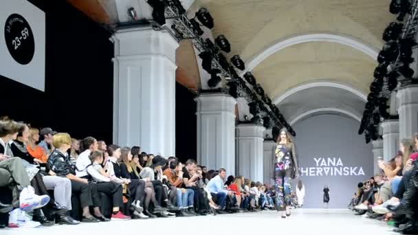 Yana chervinska präsentation während der ukrainischen modewoche 2015, kiev, ukraine. — Stockvideo