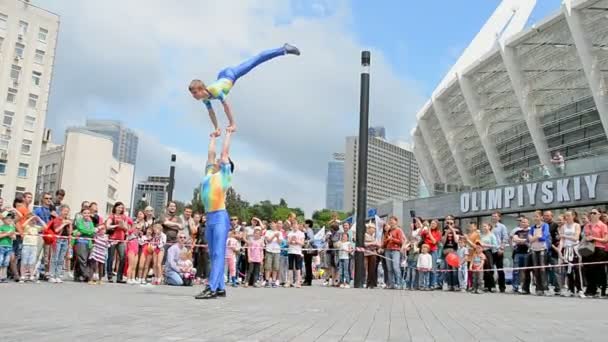 杂技演员表演、 体育会展 2014 年-孩子体育节在基辅，乌克兰. — 图库视频影像