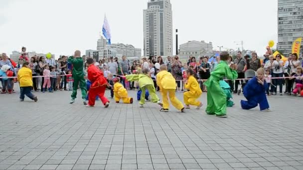 Kids in colorful kimono, Sports exhibition 2014 - kids sport festival in Kiev, Ukraine. — Stock Video