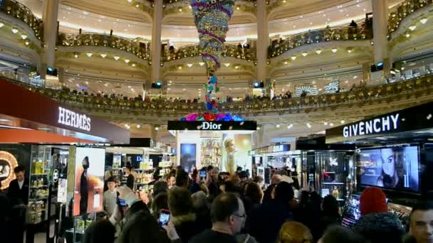 Shopping, Grand magasin Lafayette décoré pour Noël à Paris, France . — Video