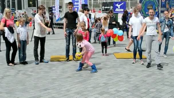 47133cut2 - niños jugando al fútbol durante la exposición de deportes 2014 - festival de deportes para niños en Kiev, Ucrania . — Vídeos de Stock