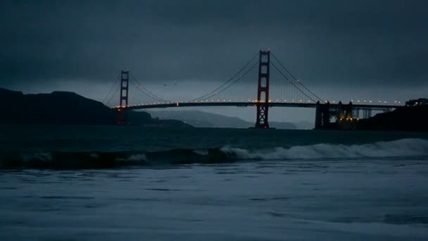 Golden Gate Bridge v San Franciscu v mlze a ocean wave. 68463 — Stock video