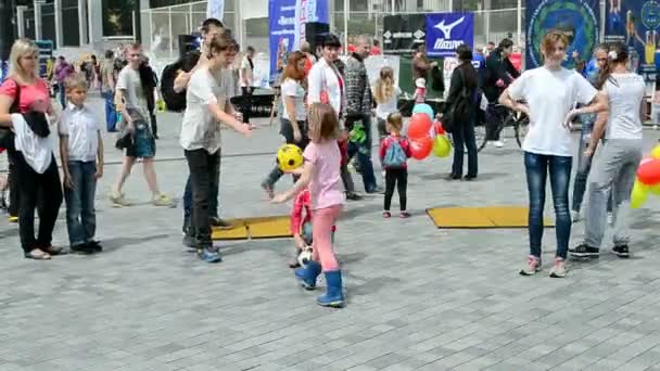 Děti s fotbalovým míčkem, sportovní výstava 2014-Dětský sportovní festival v Kyjevě, Ukrajina. — Stock video