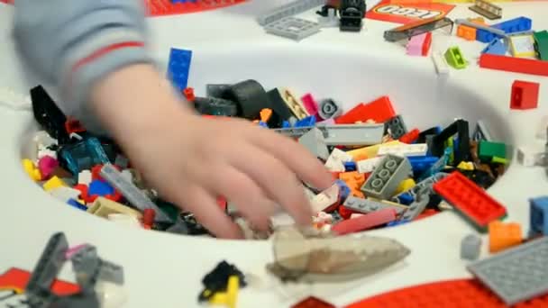 69831 τα παιδιά που παίζουν με τα στοιχεία Lego, ρομπότ Φεστιβάλ 2015 Robotica σε Κίεβο, Ουκρανία. — Αρχείο Βίντεο