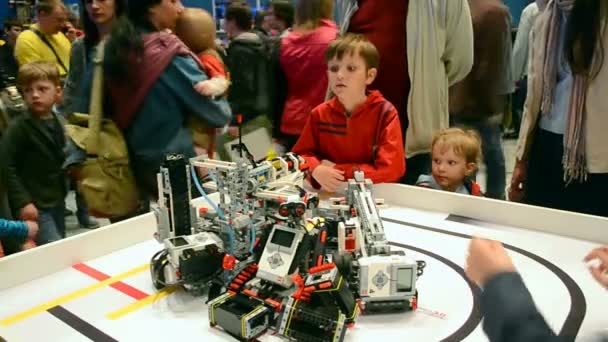 69745 gyerekek közelében robot modell, robotok fesztivál robotika 2015-ig a Kijev, Ukrajna. — Stock videók
