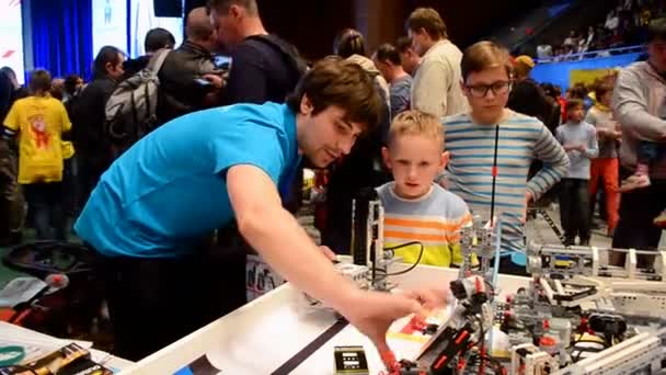 69749 παιδιά κοντά στο μοντέλο ρομπότ, ρομπότ Φεστιβάλ 2015 Robotica σε Κίεβο, Ουκρανία. — Αρχείο Βίντεο