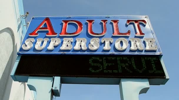 Letrero de tienda de adultos en el cielo azul en día soleado , — Vídeos de Stock