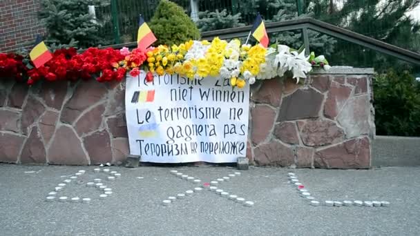 花とキャンドルの思い出に残る記念、キエフ、ウクライナのベルギー大使館. — ストック動画