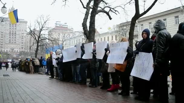 Protesters demanding to sack the representative in Naftogaz Ukrainy, Kiev, Ukraine. — Stock Video