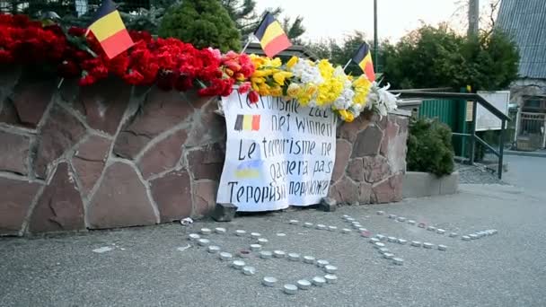 Virágok és gyertyák emlékezetes emlékmű, Belgium-nagykövetség, Kiev, Ukrajna. — Stock videók