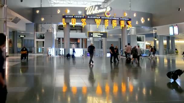 Wnętrze międzynarodowe lotnisko McCarran w Las Vegas, Nevada, Stany Zjednoczone Ameryki. — Wideo stockowe