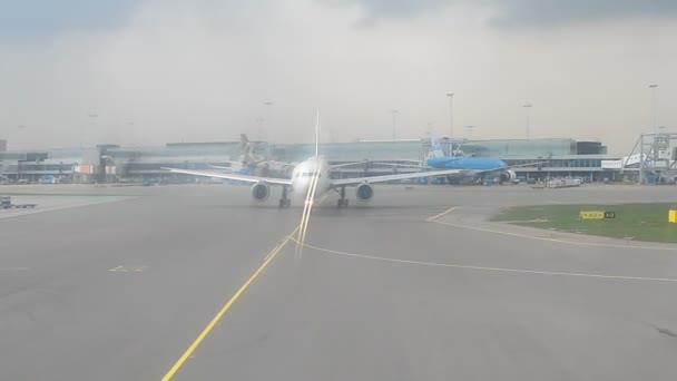 Airplane with projector light, Amsterdam Airport Schiphol in Amsterdam, Netherlands. — Stock Video