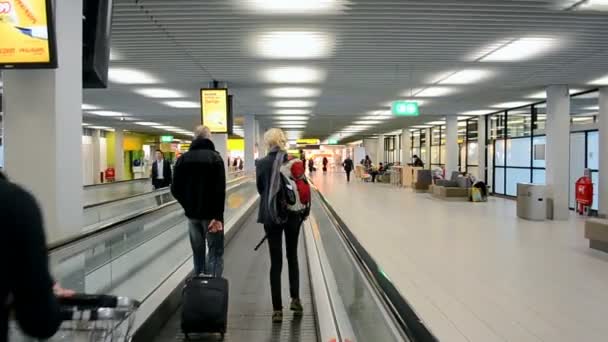 Schiphol Aeropuerto de Ámsterdam en Amsterdam, Países Bajos . — Vídeo de stock