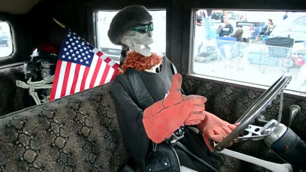 Conductor de esqueleto en guantes rojos dentro del coche vintage, Viva Las Vegas Car Show 2016, Las Vegas, Estados Unidos . — Vídeos de Stock