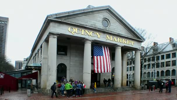 Quincy Market jest zabytkowym rynku w centrum miasta Boston, Stany Zjednoczone Ameryki. — Wideo stockowe