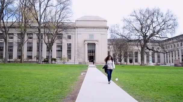 Кампус Массачусетского технологического института (MIT), Кембридж, Бостон, США . — стоковое видео