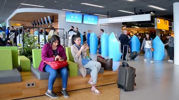 Yenilenen Amsterdam Airport Schiphol, Amsterdam, Hollanda. — Stok video