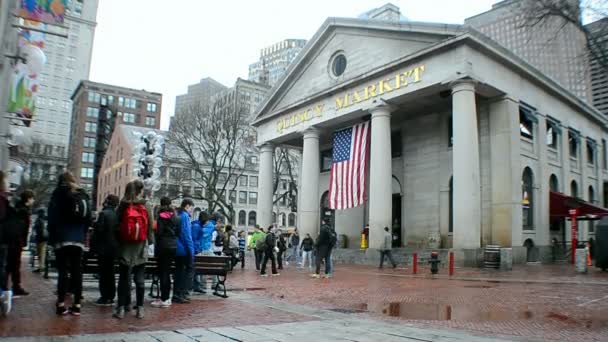 Quincy Market - исторический рынок в центре Бостона, США , — стоковое видео