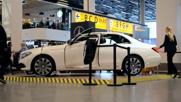 Coche en Amsterdam Aeropuerto Schiphol en Amsterdam, Países Bajos . — Vídeos de Stock