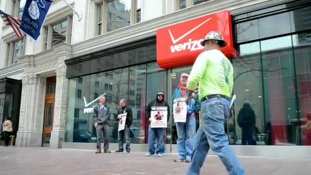 Menschen mit Streikplakat in der Nähe von verizon wireless office in Boston, massachusetts, USA. — Stockvideo