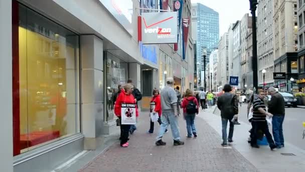 Pessoas com cartaz de greve perto do escritório da Verizon Wireless em Boston, Massachusetts, EUA . — Vídeo de Stock