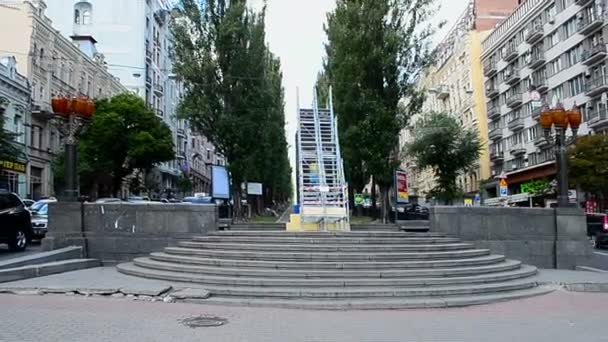 Metalliska trappan nära en staty av Lenin i Kiev, Ukraina, — Stockvideo