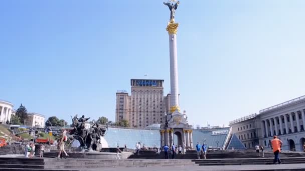 Arbeiders schoon Maidan, Onafhankelijkheidsmonument, Kiev, Oekraïne . — Stockvideo