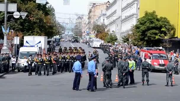 Украинская полиция во время военного парада, День независимости Украины, Киев, Украина . — стоковое видео