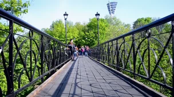 Puente de los amantes en Kiev, Ucrania . — Vídeos de Stock