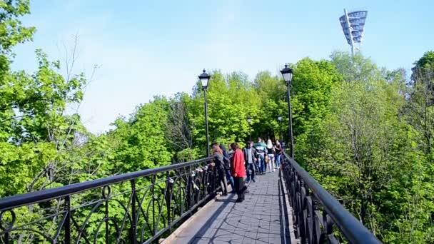 キエフ、ウクライナの愛好家の橋. — ストック動画