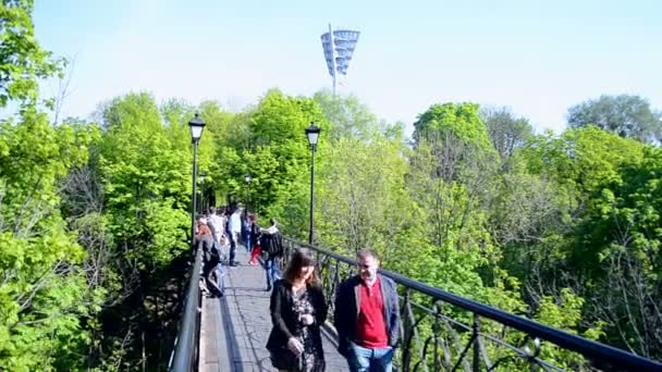 Puente de los amantes en Kiev, Ucrania . — Vídeos de Stock