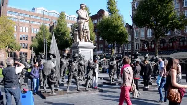Viaggiatori, sculture dell'orologio notturno in 3D, Rembrandtplein (Piazza Rembrandt), Amsterdam, Paesi Bassi , — Video Stock