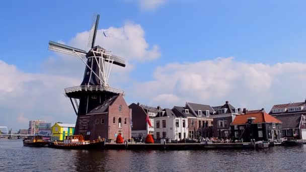 Větrný mlýn de adriaan v haarlem, Nizozemsko. — Stock video