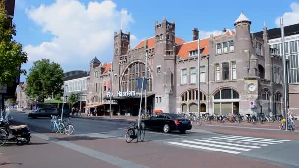 Estación de tren de Haarlem - estación de tren más antigua de los Países Bajos, Haarlem . — Vídeo de stock
