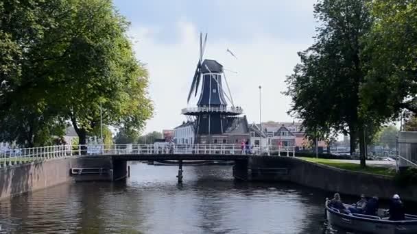 Windmill De Adriaan in Haarlem, Netherlands. — Stock Video
