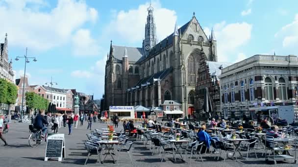 Haarlem, insanlara yakın grote kerk ("büyük kilise") orta üzerinde kare grote markt, Hollanda Pazar.. — Stok video